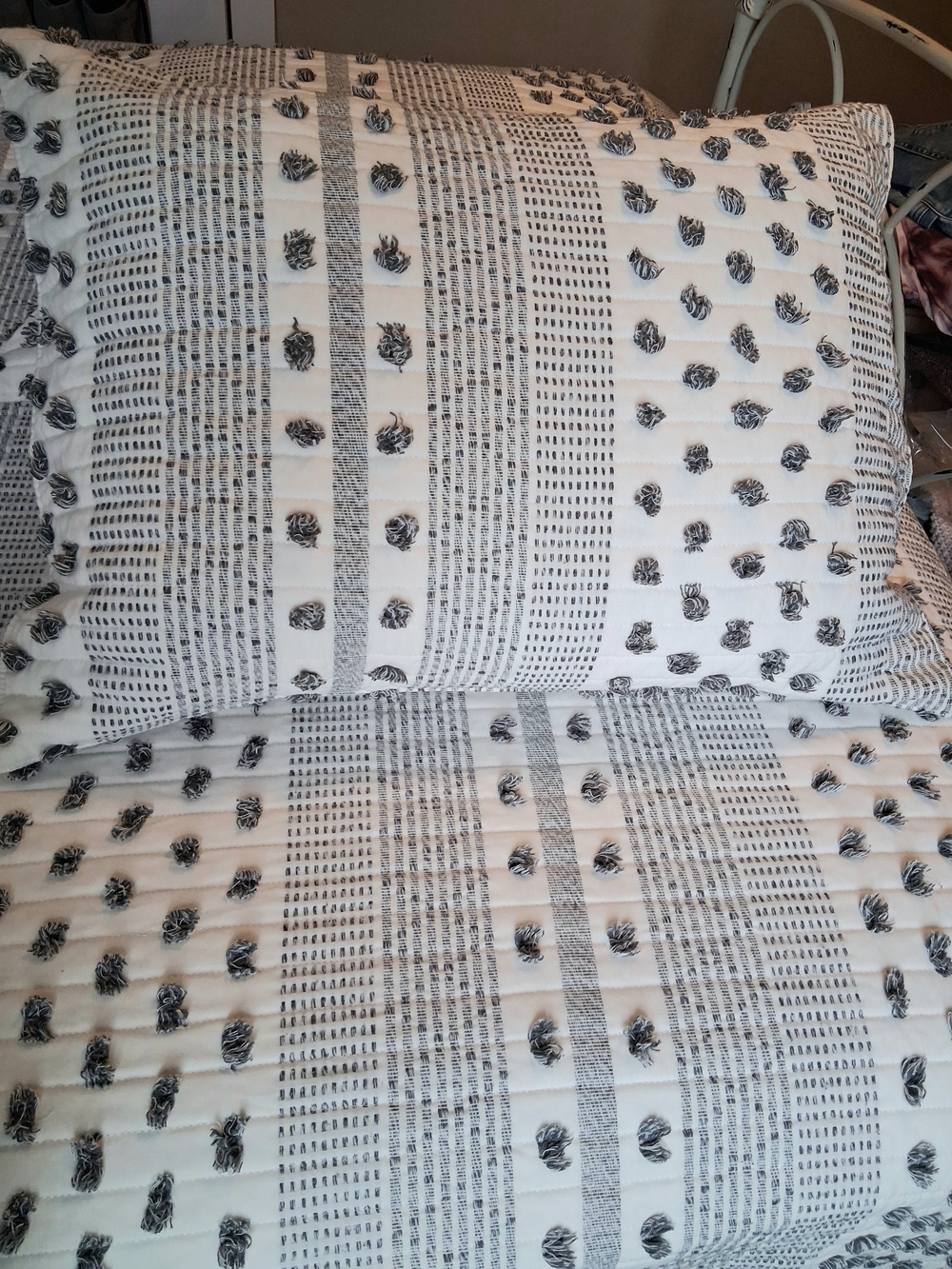 Soft Pom-Pom Textured Cotton Quilt Set in White and Gray - Picture 2 of 6